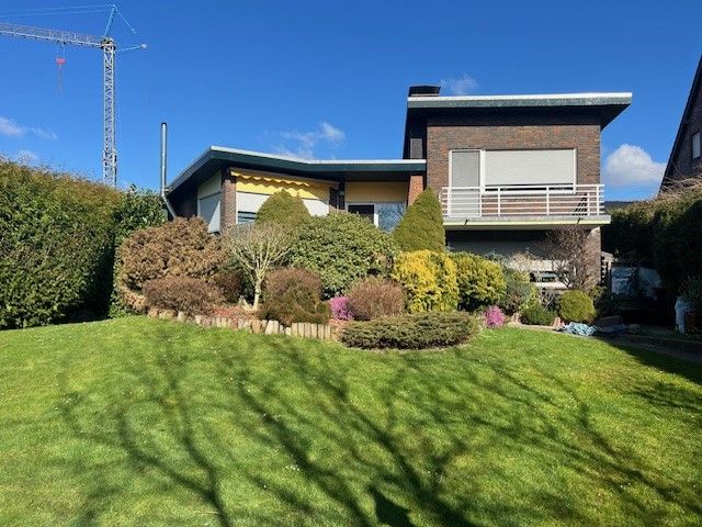 Großzügige freistehende Villa mit Keller, Garage und sonnigem Garten